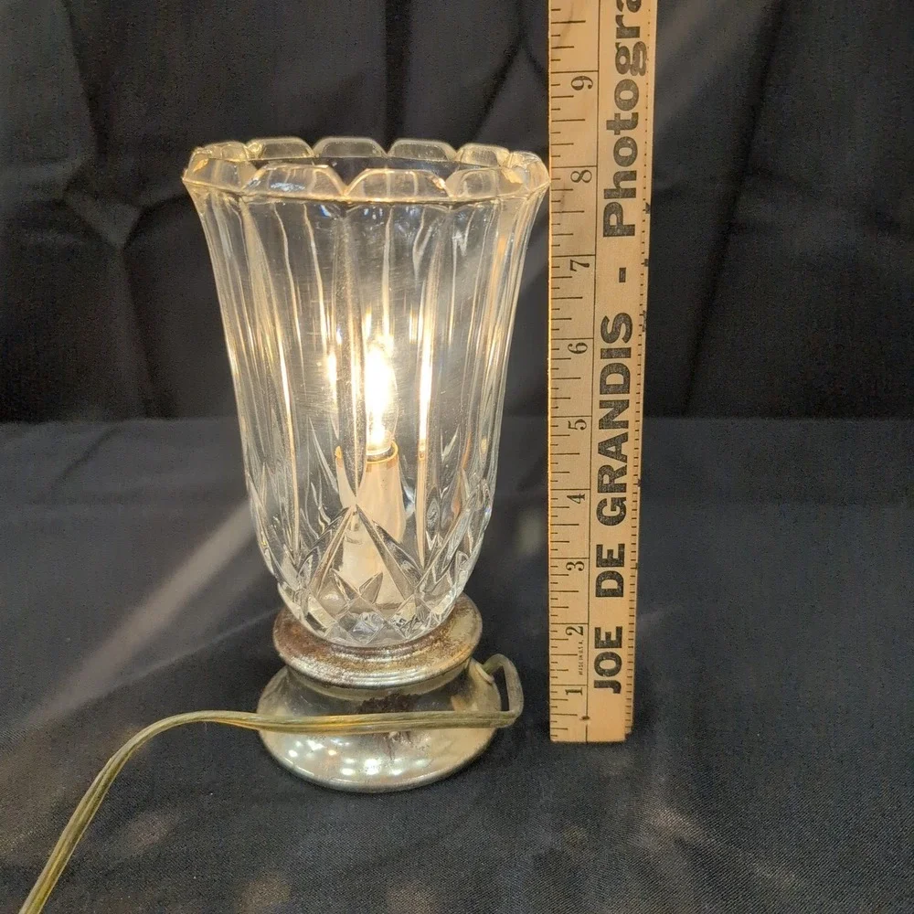Vintage Electric Hurricane Accent Lamp Clear Cut Glass Silver Base - Picture 6 of 8